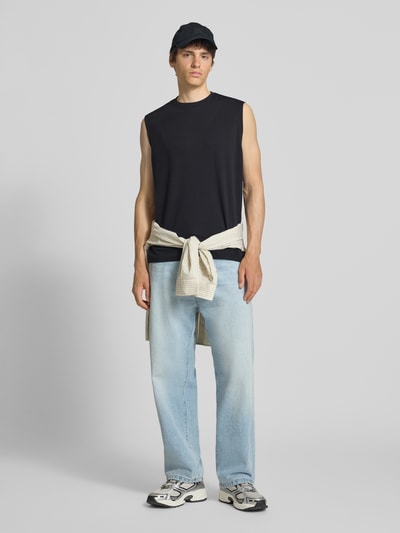 Männermodel trägt Regular Fit Shirt aus Baumwoll-Mix Modell 'CASPIAN AIRFLEX BOXY' von Only & Sons, Optik: Unifarben, Ganzkörperansicht von vorne.
