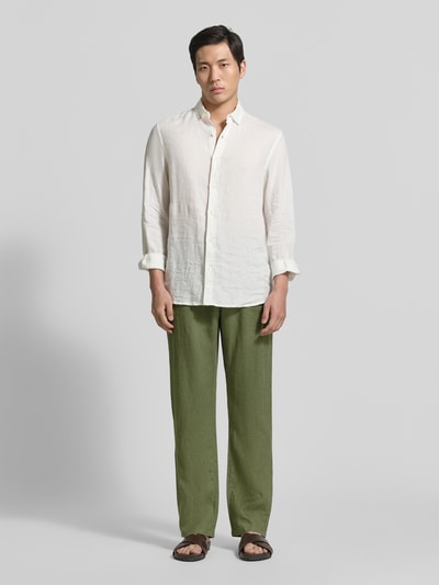Männermodel trägt Regular Fit Leinenhose mit elastischem Bund von Gant in Olivgrün aus Reines Leinen, Ganzkörperansicht von vorne.