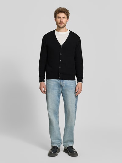Mannenmodel draagt zwarte cardigan met V-hals model 'KARL' van Casual Friday, katoenmix, regular fit, knoopsluiting, geheel vooraanzicht.