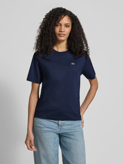 Modelka kobieca nosi Relaxed Fit T-Shirt aus reiner Baumwolle od Lacoste Sport, granatowy, jednolity, logo, bawełna, krój relaxed fit, widok całej sylwetki z przodu.