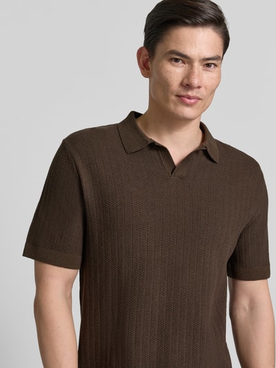 Männermodel trägt Regular Fit Poloshirt aus Baumwoll-Leinen-Mix Modell 'MATTIS' von SELECTED HOMME, Optik: Unifarben, Strukturiert, Label-Patch, Polokragen, V-Ausschnitt, Kurzarm, Ganzkörperansicht von vorne.