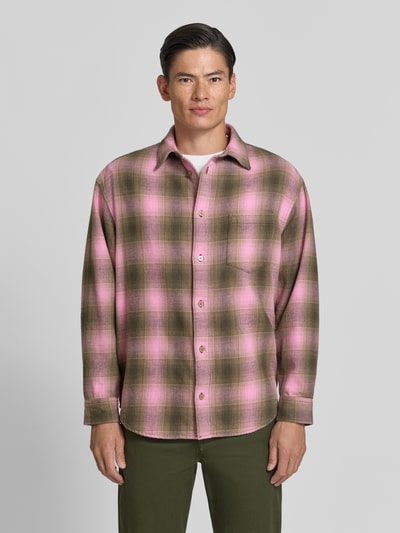 Männermodel trägt Regular Fit Freizeithemd aus Baumwolle Modell 'Carter' von Wood Wood in Rosa und Oliv mit Karomuster, Ganzkörperansicht von vorne. Herren Freizeithemd, reine Baumwolle, Langarm, Kentkragen, Knopfleiste, Brusttasche, Rückenlänge 80 cm, Schulterbreite 54 cm, Ärmellänge 60 cm.