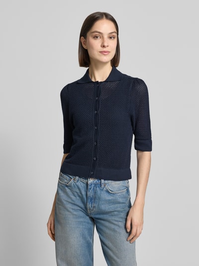 Frauenmodel trägt Strickjacke mit Polokragen und 1/2-Arm von Lanius in Dunkelblau, Regular-Fit, Reine Baumwolle, Knopfleiste, Nahaufnahme Oberkörper.