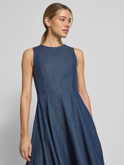 Frauenmodel trägt Midikleid aus Baumwoll-Leinen-Mix mit Rundhalsausschnitt von Jake*s Collection, A-Linie, Denim-Optik, Nahaufnahme Oberkörper.