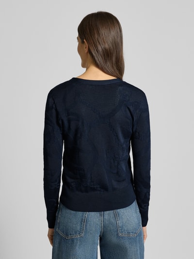 Vrouwenmodel draagt gebreid jack met knoopsluiting Model 'DENZEL' van Lauren Ralph Lauren, mix van viscose en katoen, regular fit, ribboorden, V-hals, kleur donkerblauw, ruglengte maat S 60 cm, mouwlengte 62 cm. Ganzkörperansicht rugaanzicht.