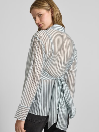 Frauenmodel trägt gestreifte Hemdbluse aus Lyocell-Mix Modell 'Syara' von Topshop, taillierte Passform, Hemdblusenkragen, langärmelig, durchgängige Knopfleiste, Rückenlänge 65 cm, Ärmellänge 58 cm, Ganzkörperansicht Rückansicht.