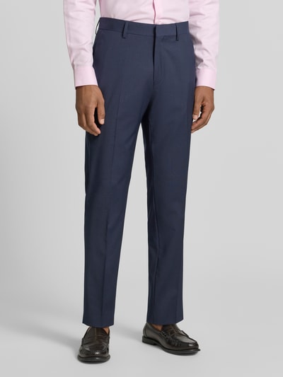 Männermodel trägt dunkelblaue Regular Fit Anzughose mit Woll-Anteil Modell 'Tenutas' von Tiger of Sweden, Material-Mix, Eingrifftaschen, Bügelfalten, Ganzkörperansicht von vorne.