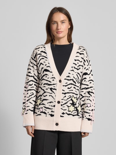 Frauenmodel trägt Strickjacke mit Knopfleiste von Marc Cain, Reine Baumwolle, Lockerer-Schnitt, Gerippte-Abschlüsse, V-Ausschnitt, Ganzkörperansicht von vorne.