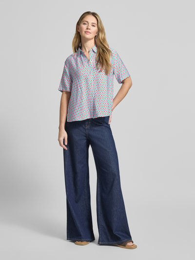 Frauenmodel trägt Regular Fit Bluse aus Viskose-Mix mit 1/2-Arm von Jake*s Casual im Allover-Look, hell gemustert, Ganzkörperansicht von vorne.
