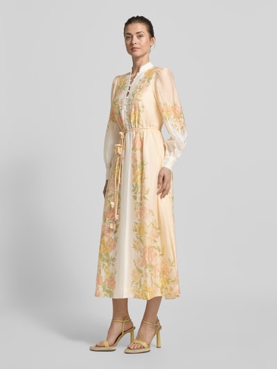 Frauenmodel trägt Midikleid aus Lyocell-Mix mit Bindegürtel von Forever New in A-Linie, Stehkragen, Knopfleiste, florales Muster, Ganzkörperansicht von vorne. Rückenlänge bei Größe 36: 128 cm, Brustweite: 36 cm, Ärmellänge: 64 cm, Lyocell-Mix mit Leinen-Anteil.