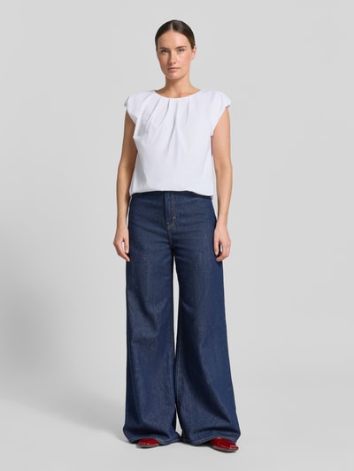 Frauenmodel trägt T-Shirt mit Rundhalsausschnitt und Drapierungen von Zero, Regular-Fit, Kappärmel, weiße Farbe, Rückenlänge bei Größe 36: 48 cm, Ganzkörperansicht von vorne.