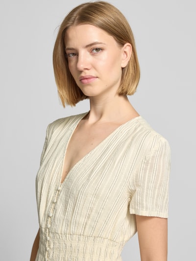 Frauenmodel trägt Midikleid mit V-Ausschnitt und Knopfleiste von Jake*s, Creme mit feiner Streifenstruktur, Baumwoll-Mix, Nahaufnahme Oberkörper.