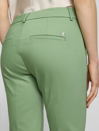 Vrouwenmodel draagt Slim Fit broek met Zierzakken model 'Abbey' van MOS MOSH in lichtgroen katoenmix met stretch, detailopname achterkant.