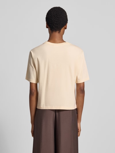 Männermodel trägt beiges t-shirt Regular Fit T-Shirt aus reiner Baumwolle Modell 'T066-BFCrochet' von Jake*s Casual, Ganzkörperansicht Rückansicht