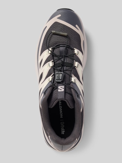 Produktfoto, Sneaker mit profilierter Sohle Modell 'XT-EVR' von Salomon in Schwarz mit beigen Akzenten, Schnürung, seitlichem Logo, strukturierte Oberfläche