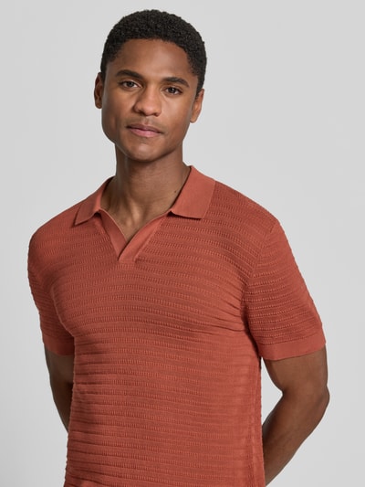 Męski model nosi Slim Fit Poloshirt mit V-Ausschnitt Modell 'Braian' von Drykorn, bawełna, krój slim fit, wzór strukturalny, zbliżenie górnej części ciała