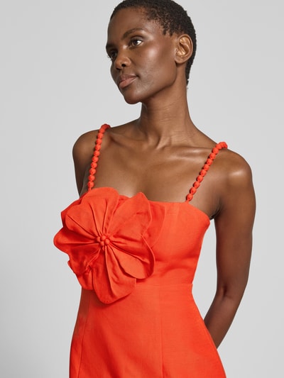 Frauenmodel trägt Cocktailkleid aus Viskose mit floraler Applikation von Forever New, Taillierter Schnitt, Minikleid, Nahaufnahme Oberkörper.