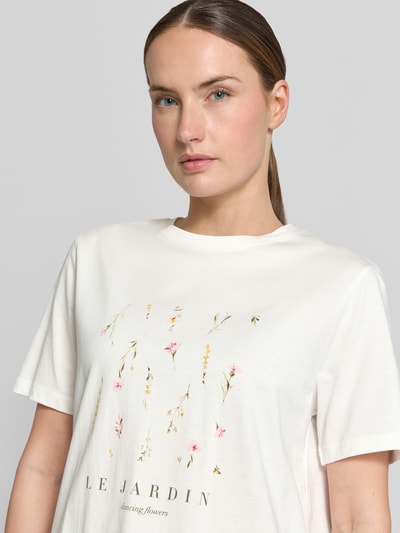 Frauenmodel trägt Damen T-Shirt Modell 'SYBIL' von Vila aus Reine Baumwolle mit Motiv-Print, Gerader-Schnitt, Rundhalsausschnitt, Nahaufnahme Oberkörper.