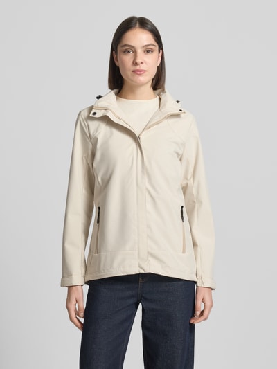 Modelka nosi Parka mit Kapuze und verdecktem Reißverschluss od G.I.G.A. DX, prosty krój, kremowy kolor, gładka tekstura, długość tyłu w rozmiarze 36: 70 cm, szerokość ramion w rozmiarze 36: 41 cm, szerokość klatki piersiowej w rozmiarze 36: 51 cm, długość rękawów w rozmiarze 36: 63 cm, kaptur z troczkami, kieszenie zapinane na zamek błyskawiczny, naszywka z logo, nieprzemakalność 10 000 mm, widok całej sylwetki z przodu