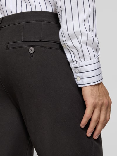 Männermodel trägt schwarze Straight Fit Chino aus Baumwoll-Mix Modell 'Miles' von Selected, Herren Chino, Nahaufnahme Rückansicht.