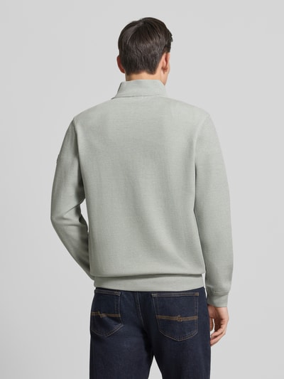 Männermodel trägt Regular Fit Troyer mit Stehkragen und Reißverschluss von Lerros im Baumwoll-Mix mit Strukturmuster, Rückenlänge 71 cm, Ärmellänge 59 cm, hellgrau, Ganzkörperansicht Rückansicht.
