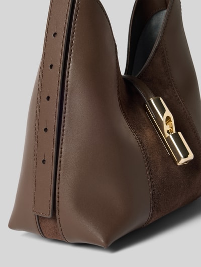 Productfoto, detail van Tote Bag uit echt leer Model 'Goccia' van FURLA, bruin, goudkleurige gesp, verstelbare schouderband, hoofvak met magneetsluiting, breedte maat 1: 23 cm, lengte maat 1: 25 cm, diepte maat 1: 13 cm, schouderbandlengte maat 1: 62 cm