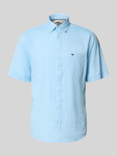 Produktfoto, lichtblauw Slim Fit Freizeithemd aus Leinen-Baumwoll-Mix von Fynch-Hatton met button-downkraag, borstzak, labelstitching en knoopsluiting, context: heren vrijetijdsoverhemd, mix van linnen en katoen, slim fit, ruglengte maat M 74 cm, schouderbreedte maat M 48 cm, mouwlengte maat M 26 cm