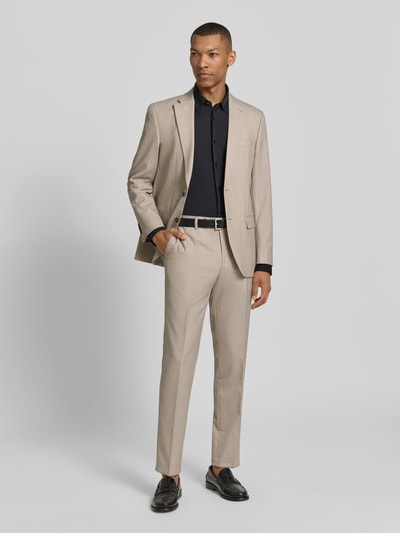 Męski model nosi Slim Fit 2-Knopf-Sakko aus Schurwoll-Mix Modell 'Grant' von Pierre Cardin, jasny beż, krój slim fit, widok całej sylwetki z przodu, marynarka z klapami i kieszeniami z patką, długość tyłu w rozmiarze 50: 73 cm, szerokość ramion w rozmiarze 50: 37 cm, długość rękawa w rozmiarze 50: 64 cm