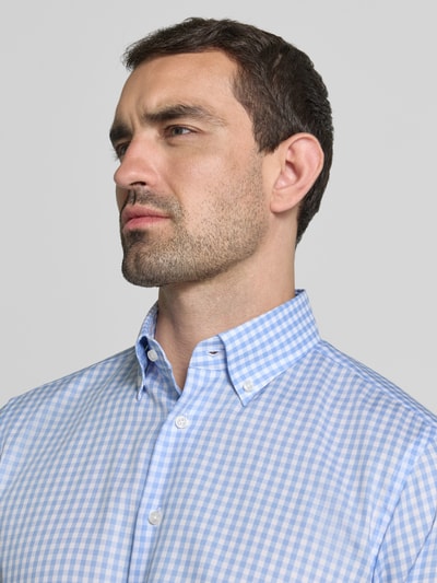 Männermodel trägt Regular Fit Business-Hemd mit Button-Down-Kragen von Christian Berg Men im Vichy-Karo, Nahaufnahme Oberkörper.