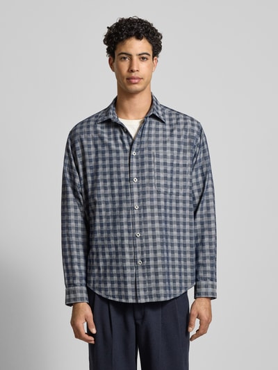Mannenmodel draagt Regular Fit Vrijetijdsoverhemd uit puur katoen model 'EBALTO' van Hugo Blue met all-over ruitmotief, borstzak, Kentkraag, lange mouw en licht afgeronde rompzoom, geruite structuur en gladde textuur, voorkant volledig te zien, Ganzkörperansicht van voren.