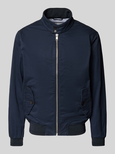 Produktfoto, Jacke mit Stehkragen und Pattentaschen von Christian Berg Men, Mieszanka bawełny i elastanu, krój regular fit, zamek błyskawiczny, granatowy kolor, długość tyłu w rozmiarze M: 32 cm, szerokość ramion w rozmiarze M: 41 cm, szerokość klatki piersiowej w rozmiarze M: 55 cm, długość rękawów w rozmiarze M: 67 cm