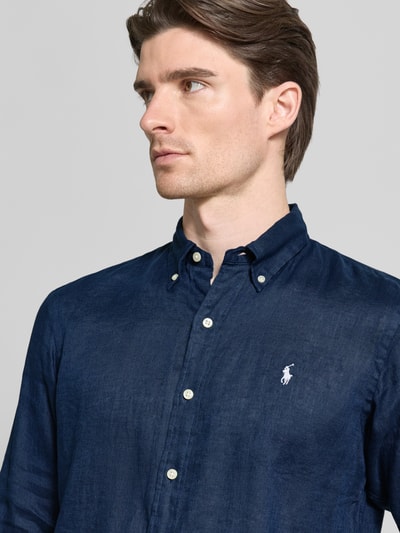 Männermodel trägt Regular Fit Freizeithemd aus reinem Leinen von Polo Ralph Lauren in Dunkelblau, Nahaufnahme Oberkörper.