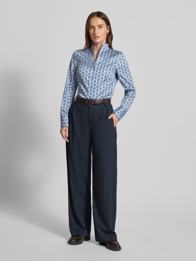 Frauenmodel trägt Slim Fit Bluse im Allover-Look mit Stehkragen von ETERNA, Knopfleiste, Rückenlänge 68 cm, Ärmellänge 61 cm, Ganzkörperansicht von vorne