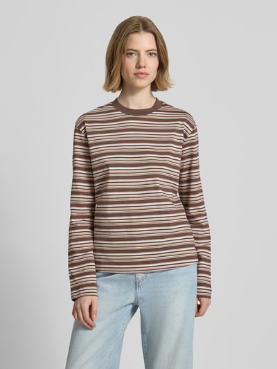 Frauenmodel trägt Boxy Fit Longsleeve Modell 'SOPHIA' von JJXX aus Reine Baumwolle mit Streifenmuster und Rundhalsausschnitt, Ganzkörperansicht von vorne. Rückenlänge bei Größe S: 53 cm.