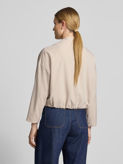 Modelka nosi Blouson mit Brustleistentasche Modell 'Jamassi' od OPUS w kolorze beżowym, materiał z domieszką wiskozy, luźny krój, widok całej sylwetki z tyłu