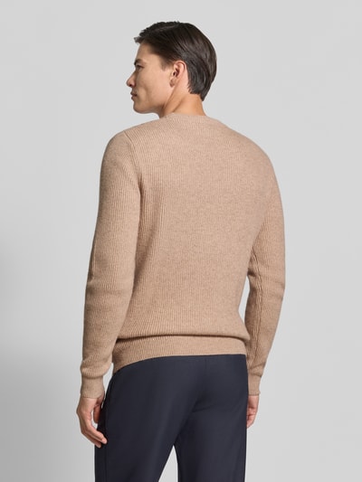 Männermodel trägt Slim Fit Pullover aus Schurwoll-Mix von ROY ROBSON in Beige, feine Rippstruktur, Rückenansicht, Ganzkörperansicht Rückansicht. Schurwoll-Mix mit Modal-Anteil, Rundhalsausschnitt, langärmelig, Rückenlänge 70 cm, Ärmellänge 69 cm.