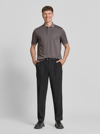 Männermodel trägt Regular Fit Poloshirt mit Brusttasche und Label-Stitching von bugatti, grauer Ton, dezente Textur, Ganzkörperansicht von vorne.