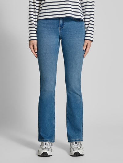 Frauenmodel trägt Flared Jeans aus Baumwoll-Mix Modell 'BLUSH' von Only in mittlerem Blau, Denim-Optik, 5-Pocket, Ganzkörperansicht von vorne.