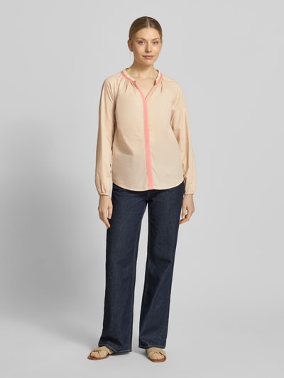 Frauenmodel trägt Regular Fit Bluse mit Raffungen von Emily Van den Bergh aus Reine Baumwolle, Tunika-Ausschnitt, Langärmelig, elastische Ärmelabschlüsse, Rückenlänge 66 cm, Ärmellänge 58 cm, blassrosa mit dunkler Jeans, Ganzkörperansicht von vorne.
