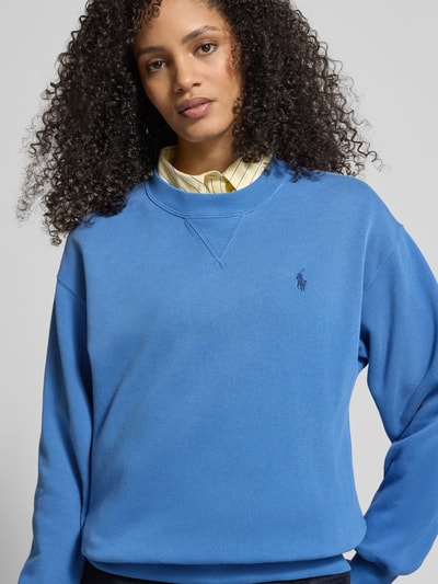 Kobiece model nosi Bluza z wyhaftowanym logo Sweatshirt mit Label-Stitching od Polo Ralph Lauren, mieszanka bawełny, luźny krój, prążkowane wykończenia, okrągły dekolt, widok na górną część ciała z przodu.