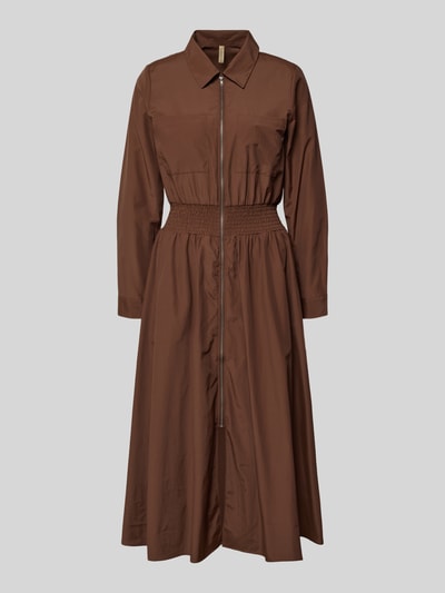 Produktfoto, Hemdblusenkleid mit Reißverschluss Modell 'NETTI' von Soyaconcept aus braunem Material-Mix mit Baumwoll-Anteil, A-Linie, Midikleid, elastisches Taillenband, glatte Textur, Vorderansicht.
