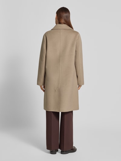 Frauenmodel trägt Regular Fit Mantel aus Woll-Mix mit Reverskragen von Fuchs Schmitt in Beige, glatte Textur, Ganzkörperansicht Rückansicht. Rückenlänge 102 cm, Schulterbreite 50 cm, Brustweite 58 cm, Ärmellänge 65 cm. Aufgesetzte Taschen, 2-Knopfleiste.