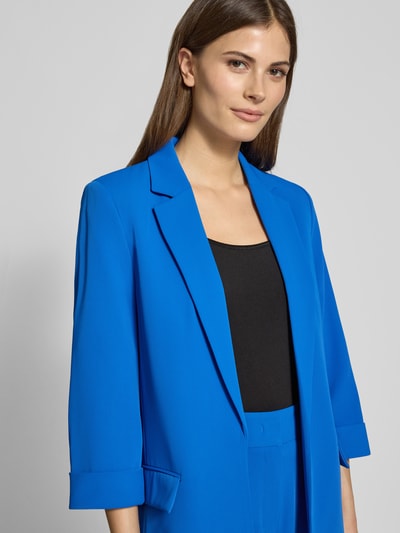Frauenmodel trägt Relaxed Fit Blazer mit Pattentaschen von Christian Berg Woman Selection in kräftigem Blau, Material-Mix mit Stretch-Anteil, Reverskragen, 3/4-Arm mit Aufschlag, Nahaufnahme Oberkörper.