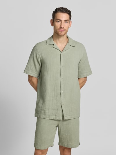 Männermodel trägt Relaxed Fit Freizeithemd mit Strukturmuster von Lindbergh aus Reiner Baumwolle in hellem Grün, Reverskragen, Kurzärmelig, durchgängige Knopfleiste, Ganzkörperansicht von vorne.