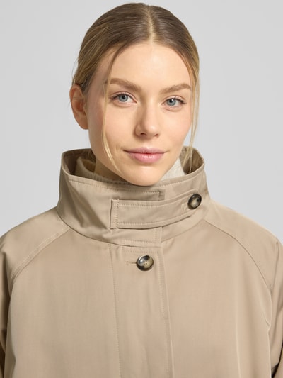 Modelka nosi Jacke aus Baumwoll-Mix mit Stehkragen Modell 'JIL' od CINQUE, beżowa, gładka tekstura, prosty fason, bawełniano-syntetyczny materiał, zapięcie na guziki, zbliżenie na górę ciała