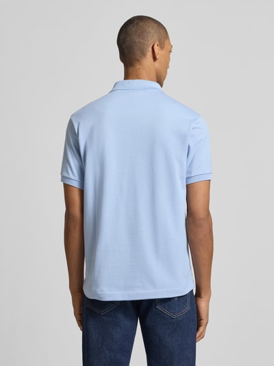Männermodel trägt Regular Fit Poloshirt aus reiner Baumwolle van Lacoste, look: effen, gestikt logo, polokraag, korte mouw, mouwboord, rompzoom met zijsplitten, piqué, puur katoen, ganzkörperansicht rückansicht.