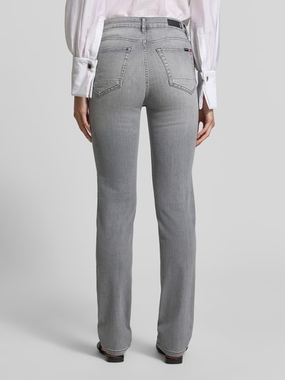 Frauenmodel trägt Slim Fit Jeans aus Baumwoll-Mix Modell 'JOYCE' von Cars Jeans in Hellgrau, 5-Pocket-Design, Ganzkörperansicht Rückansicht, Damen Jeans, Baumwoll-Elasthan-Mix, Bundweite 33 cm, Innenbeinlänge 78 cm.