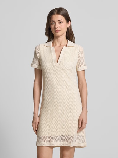 Frauenmodel trägt Leicht ausgestelltes Häkelkleid aus Baumwoll-Mix Modell 'C_ELOA' von BOSS Orange, Optik: Unifarben, Mini-Länge, Polokragen, V-Ausschnitt, Unterkleid, Häkelspitze, Ärmelform: Kurzarm, gerader Saum, Material: Baumwoll-Mix. Ganzkörperansicht von vorne.