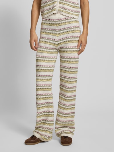 Frauenmodel trägt Bootcut Hose im Allover-Look von Review aus Reine Baumwolle, elastischer Bund, gestreiftes Muster, Nahaufnahme Oberkörper.
