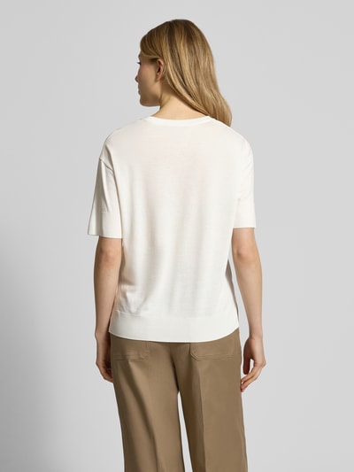 Frauenmodel trägt Relaxed T-Shirt mit Logo-Applikation von Windsor in Offwhite, Lyocell-Mix, Halbarm, Rundhalsausschnitt, Ganzkörperansicht Rückansicht